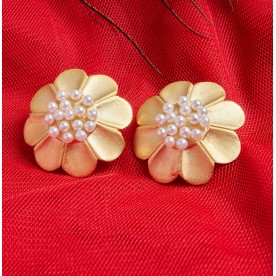 Classic gold stud earrings 